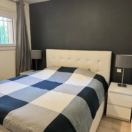 Entier Avec Jardin Pour 2 A 6 Personnes Avec 2 Et Convertible Dans Le Salon 아파트 *